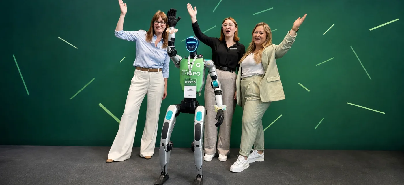 Unitree G1 James Dean mit Besucherinnen auf der Bechtle IT-Expo 2026 in Dortmund