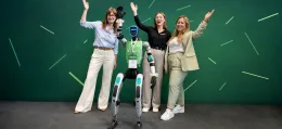 Unitree G1 James Dean mit Besucherinnen auf der Bechtle IT-Expo 2026 in Dortmund