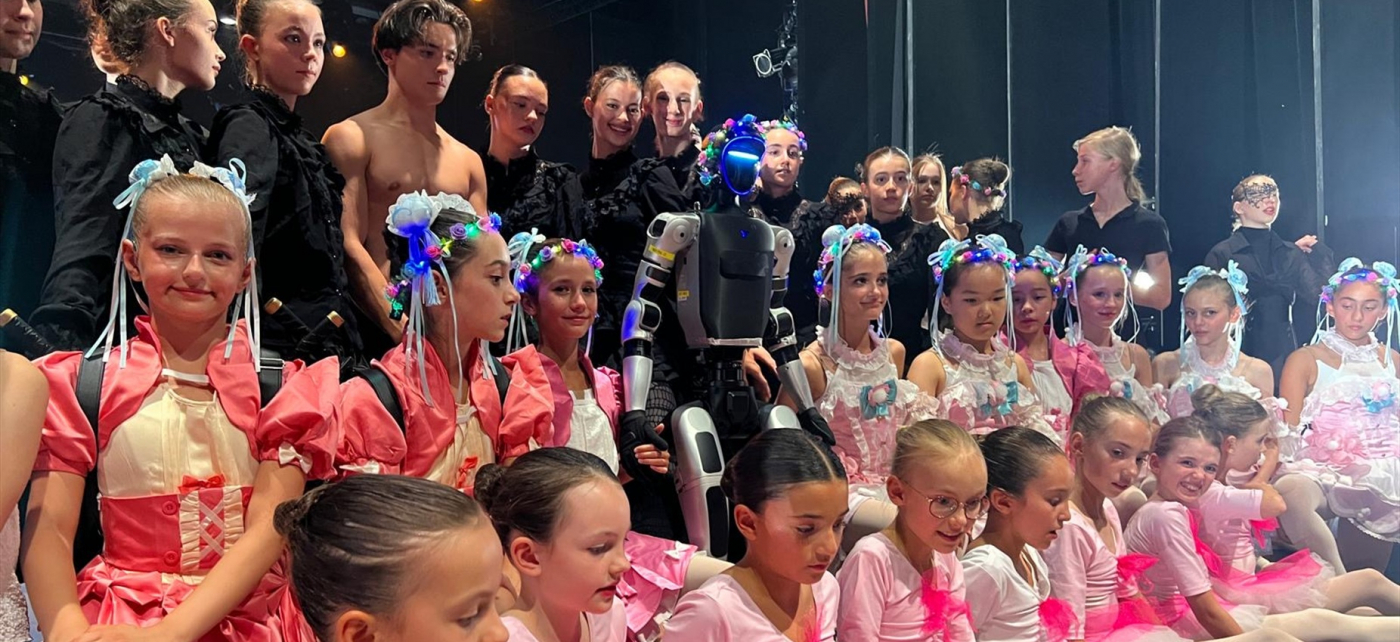 Unitree G1 mit Ballettkünstlerinnen beim Tanz der Talente im Staatstheater Augsburg