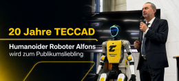 Hubert Aiwanger spricht neben dem humanoiden Roboter Alfons beim 20-jährigen Jubiläum von TECCAD