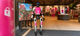 Humanoider Event-Roboter im Telekom Design vor dem Telekom Shop Nürnberg