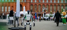 Humanoider Unitree G1 Roboter beim Berliner Hoffest 2026 vor dem Roten Rathaus