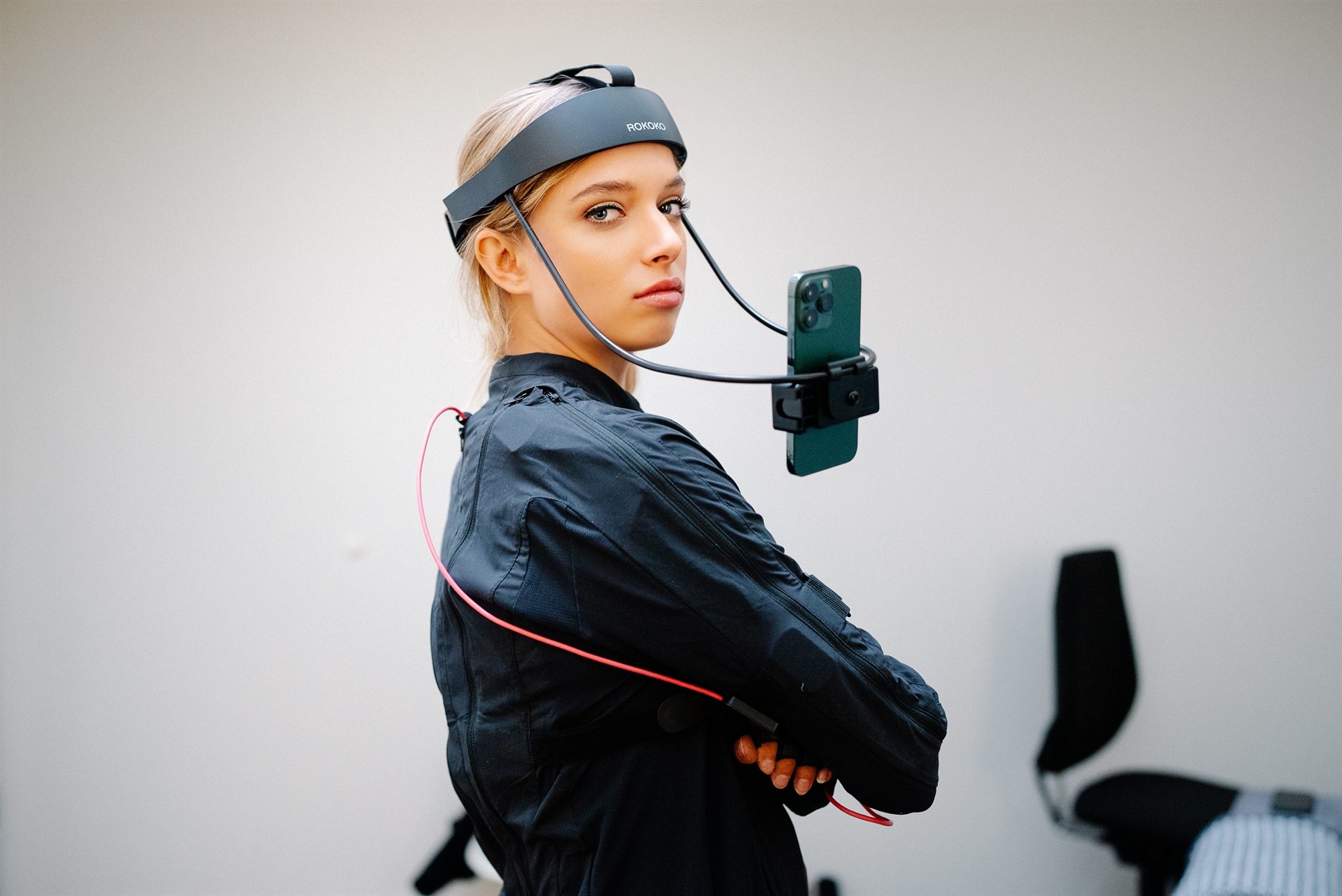 AI Host Lisa mit Rokoko Motion-Capture-Headset und Tracking-Suit für Robotics Shows