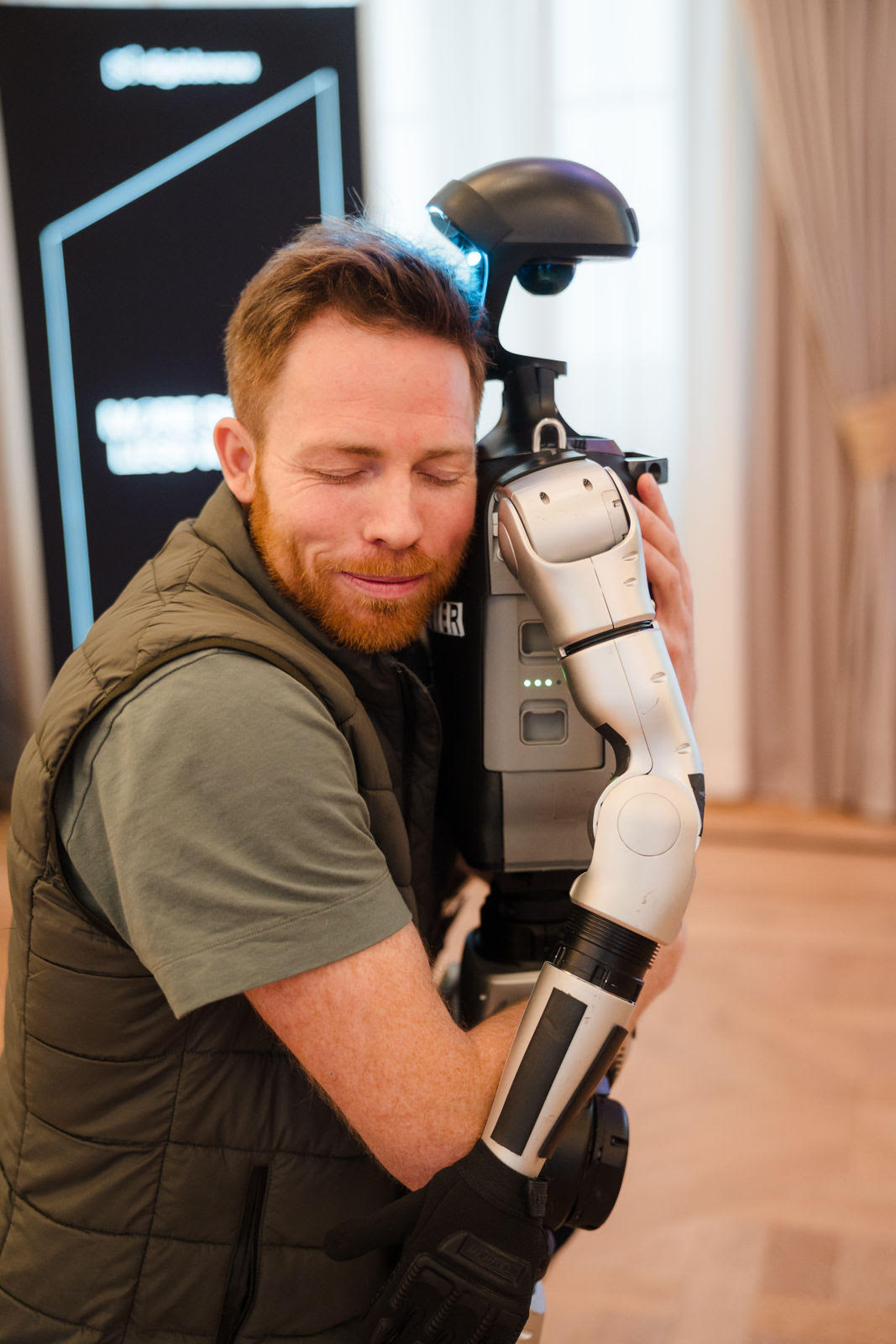 Emotionale Interaktion zwischen Gast und humanoidem Roboter beim Growth Marketer Summit 2026 im Schloss Bensberg