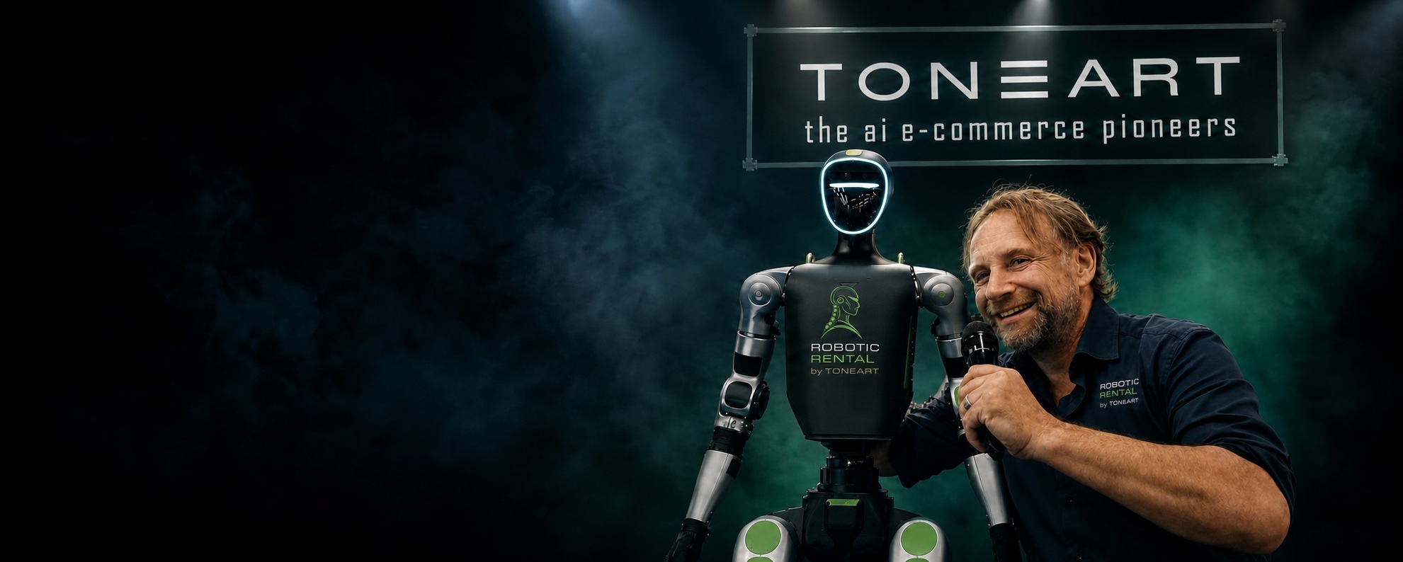 Thomas Zeitz mit humanoidem Roboter - Gründer von RoboticRental