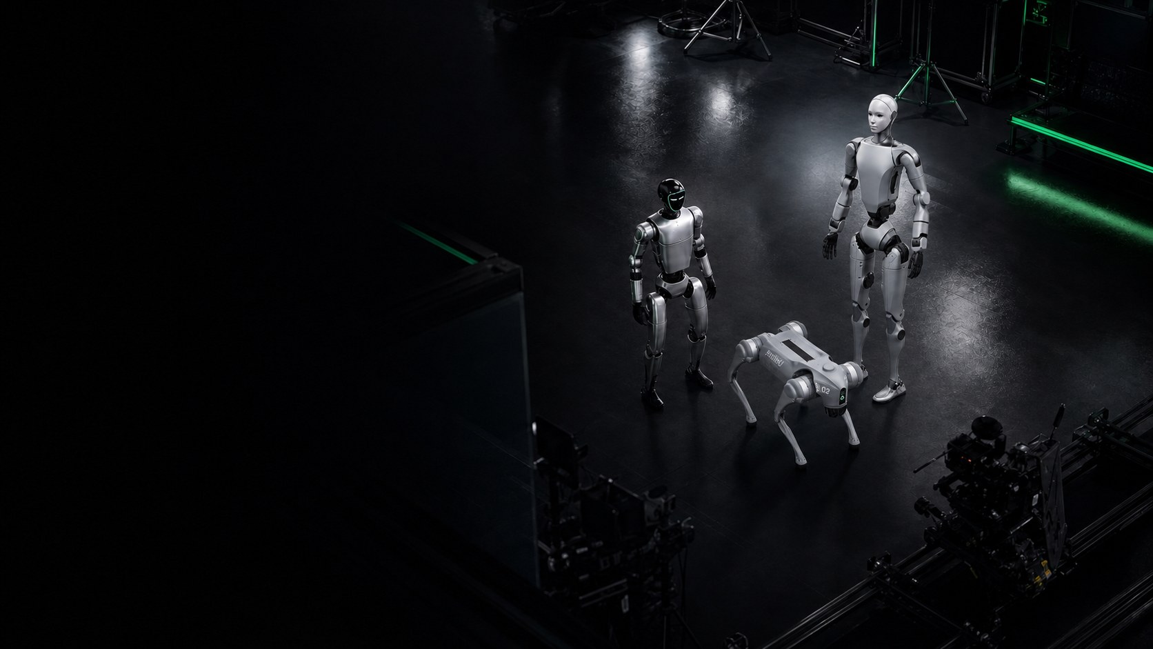 Draufsicht auf Unitree H2 Basic, einen weiteren humanoiden Roboter und Unitree Go2 in einer dunklen Robotik-Media-Produktion