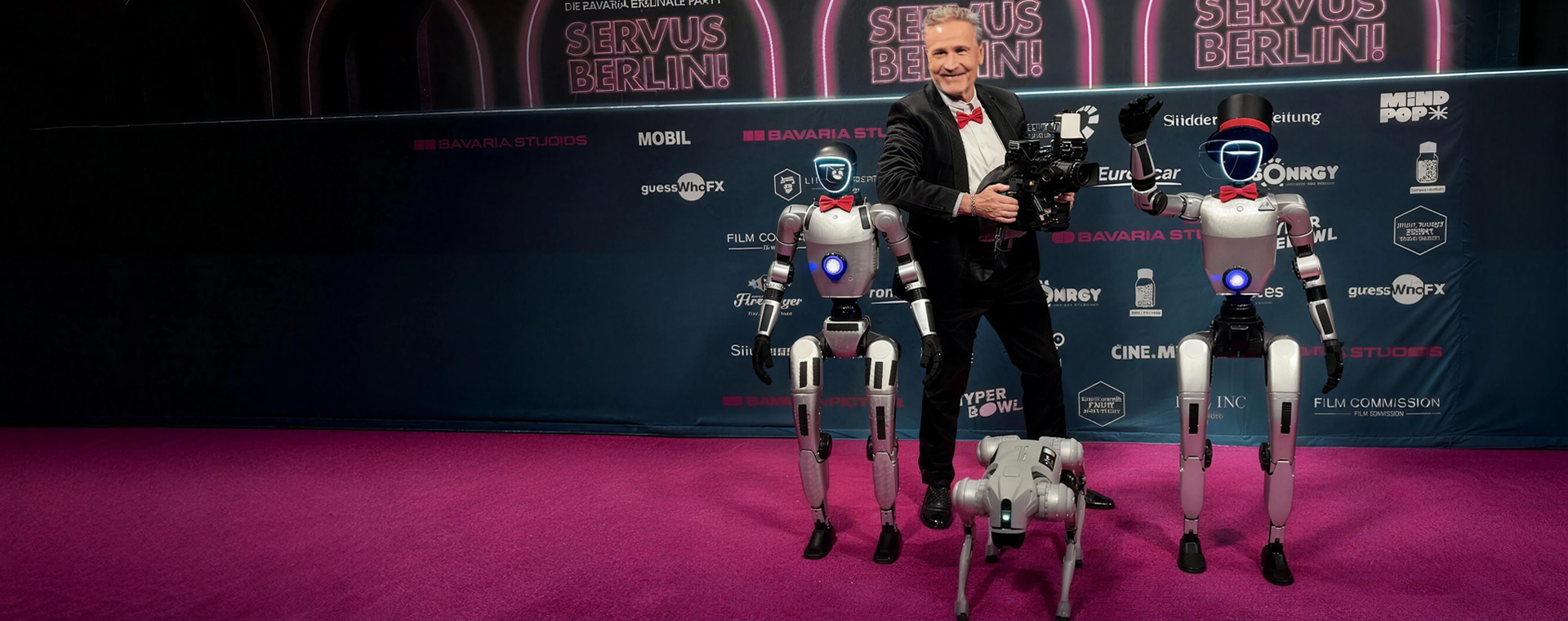 Humanoide Roboter und ein Roboterhund bei einer Technologiepräsentation im Boardroom