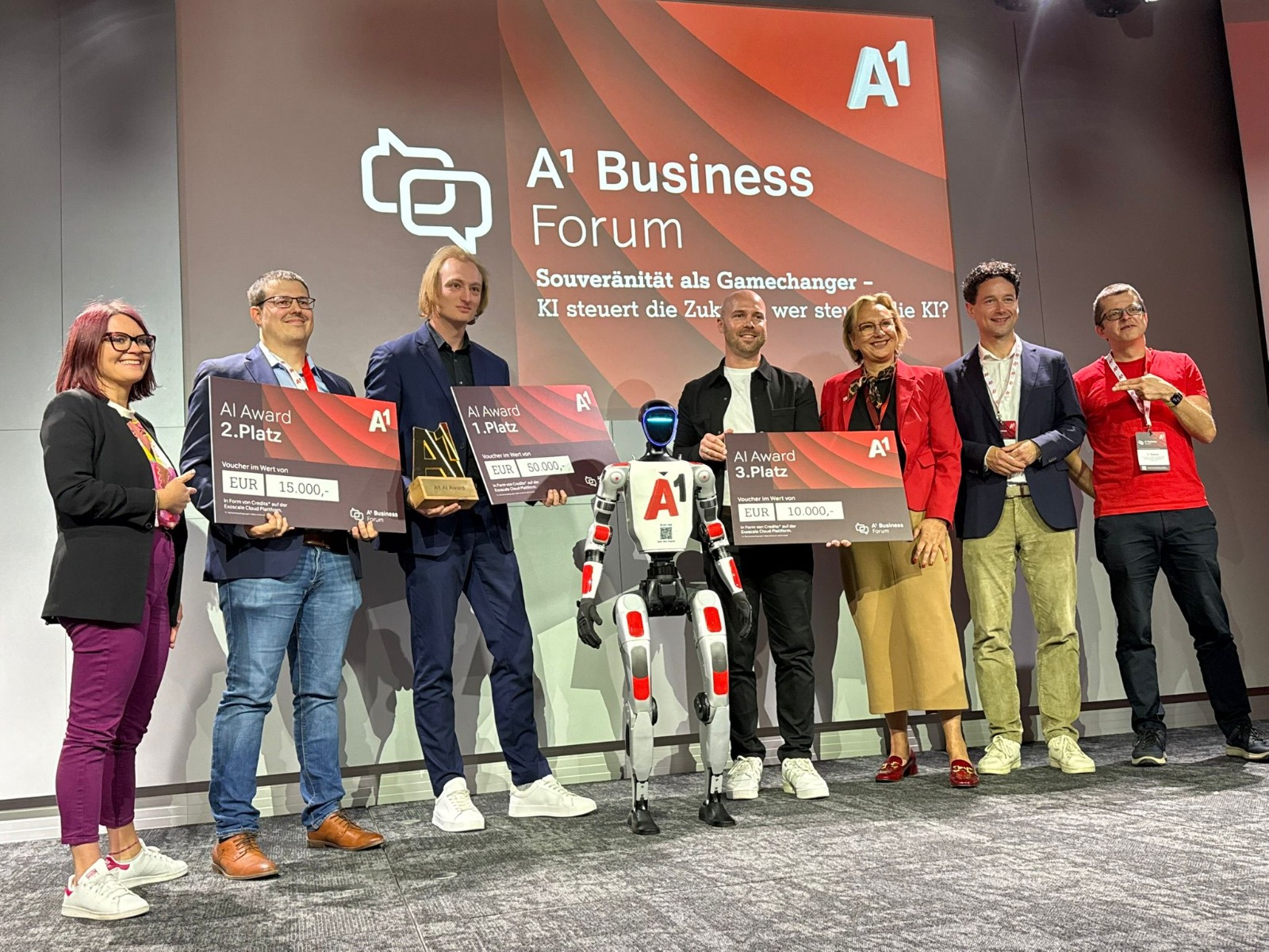 AI Award Gewinner auf der Bühne beim A1 Business Forum 2026 mit Unitree G1 Robotik