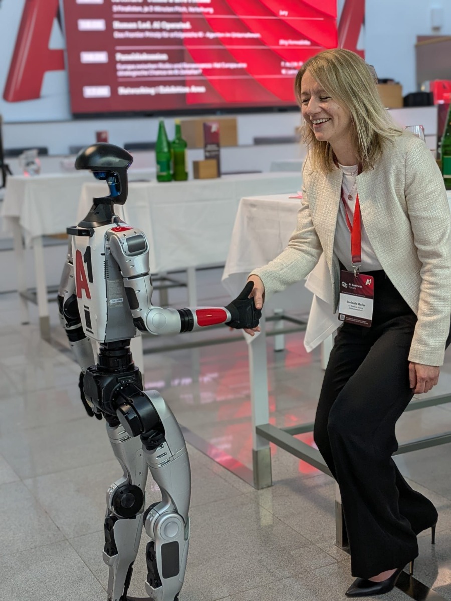 Unitree G1 Roboter im A1 Design bei einer Live-Interaktion mit Besucherin