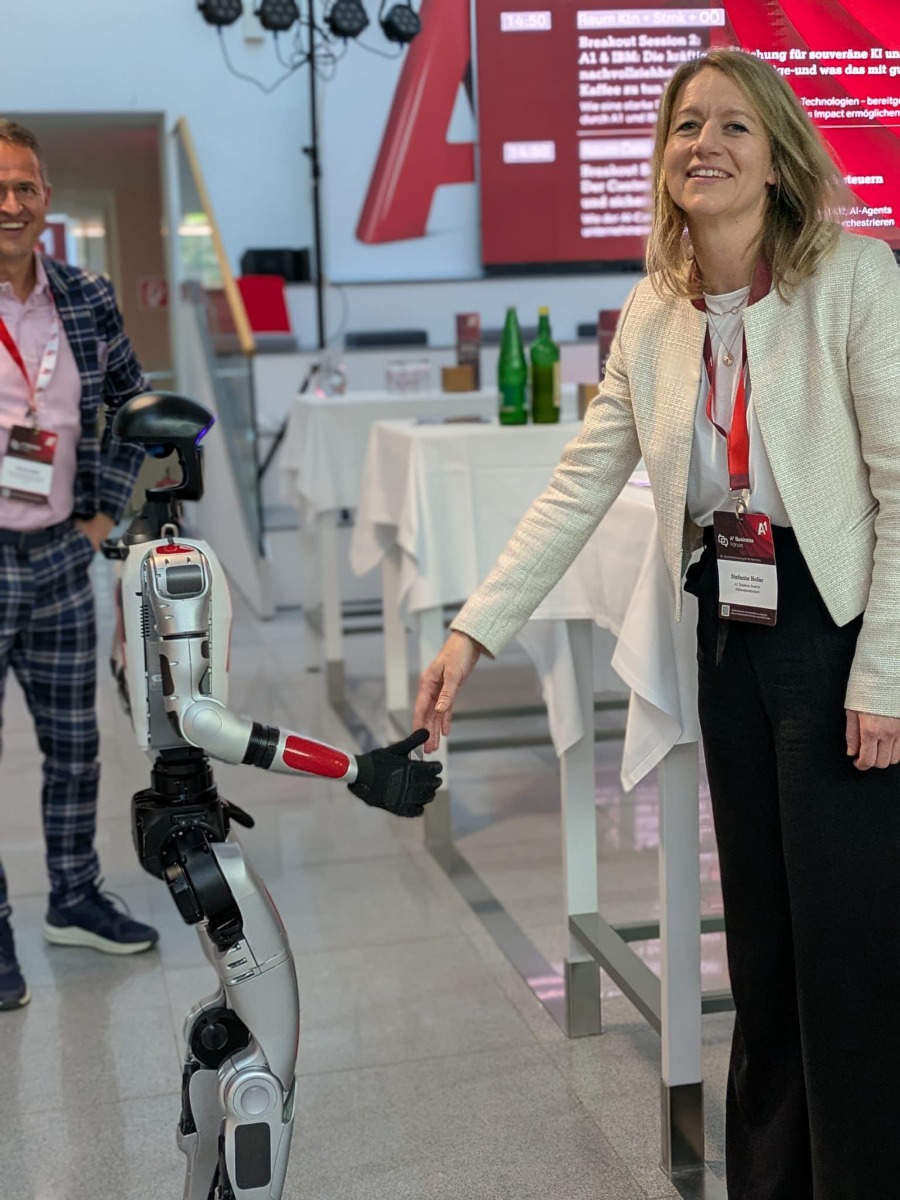Humanoider Event Roboter begrüßt Gast beim A1 Business Forum 2026