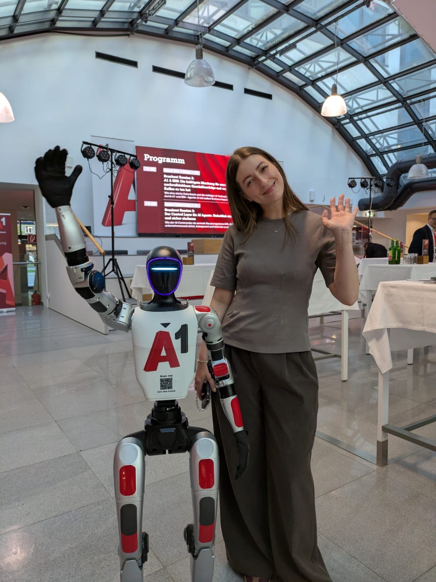 Besucherin interagiert mit Unitree G1 Roboter beim A1 Business Forum Wien