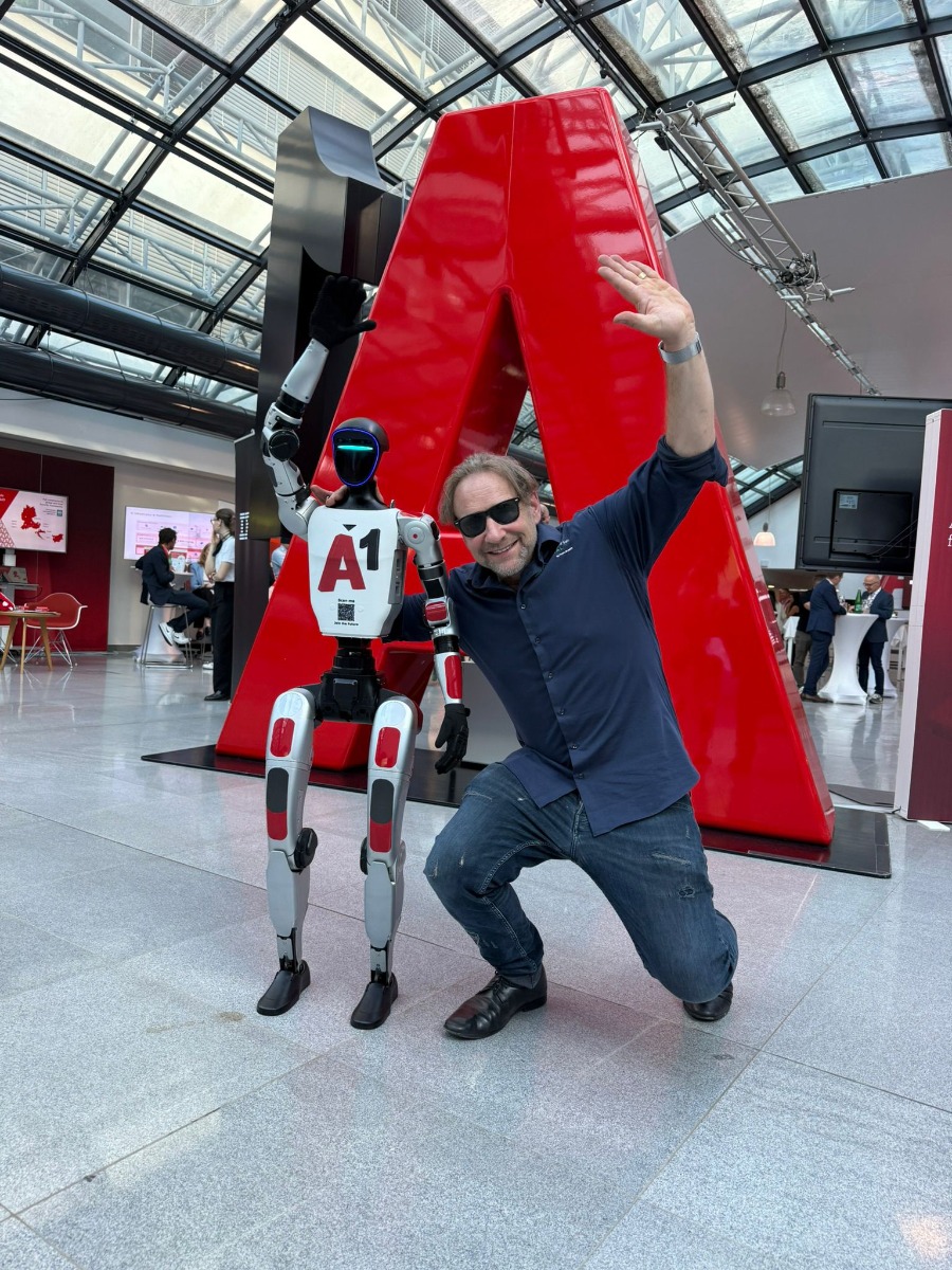 Unitree G1 Event Robot mit Besucher beim A1 Business Forum 2026 in Wien