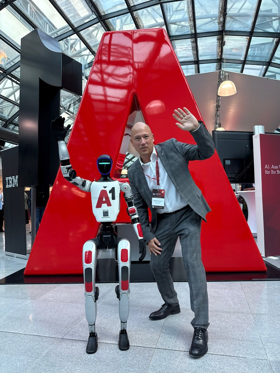 Besucher begrüßt den A1 gebrandeten Unitree G1 Event Robot in Wien