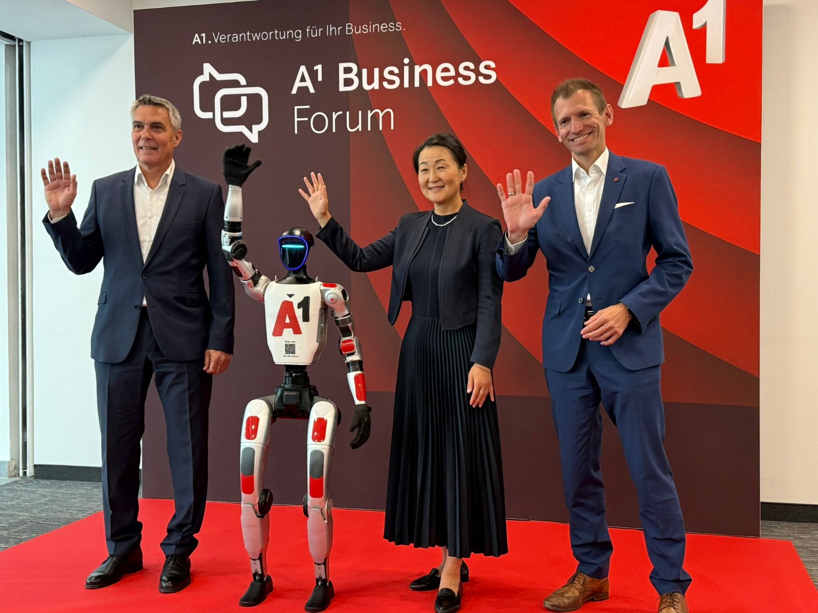 A1 Business Forum Gäste mit humanoidem Roboter bei der Event-Inszenierung
