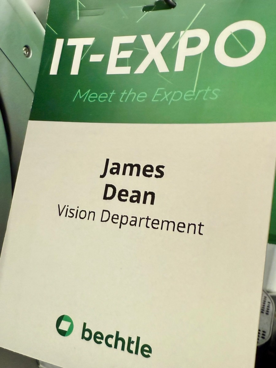 Namensschild „James Dean – Vision Department“ auf der Bechtle IT-Expo 2026