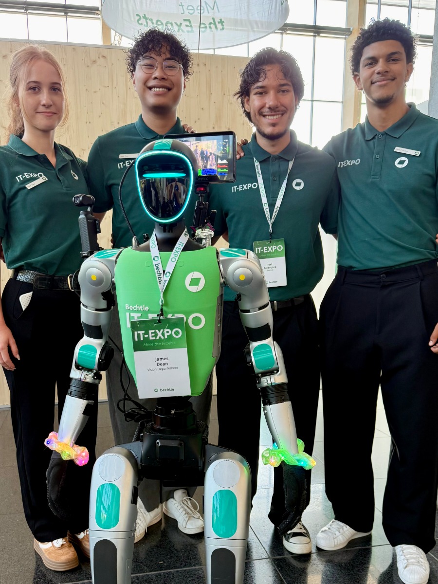 Bechtle-Team mit Unitree G1 James Dean auf der IT-Expo 2026