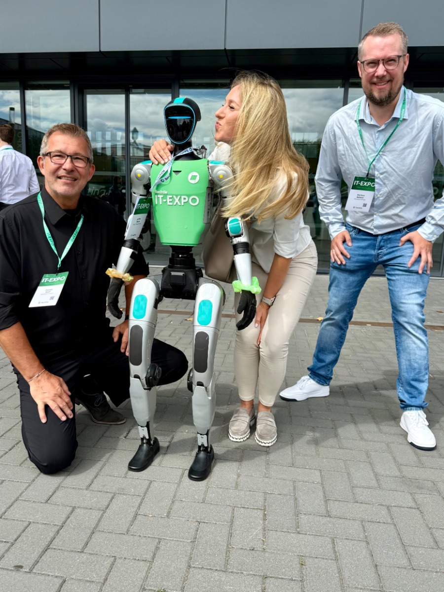 Besuchergruppe mit Unitree G1 im Außenbereich der Bechtle IT-Expo 2026