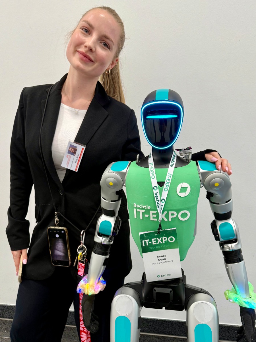 Besucherin neben dem humanoiden Event-Roboter James Dean