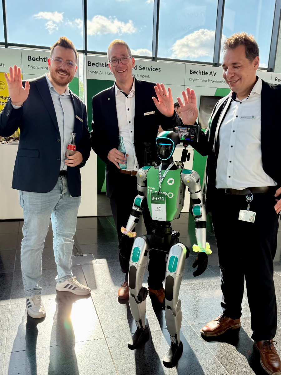 Geschäftsgäste mit Unitree G1 James Dean auf der Bechtle IT-Expo 2026