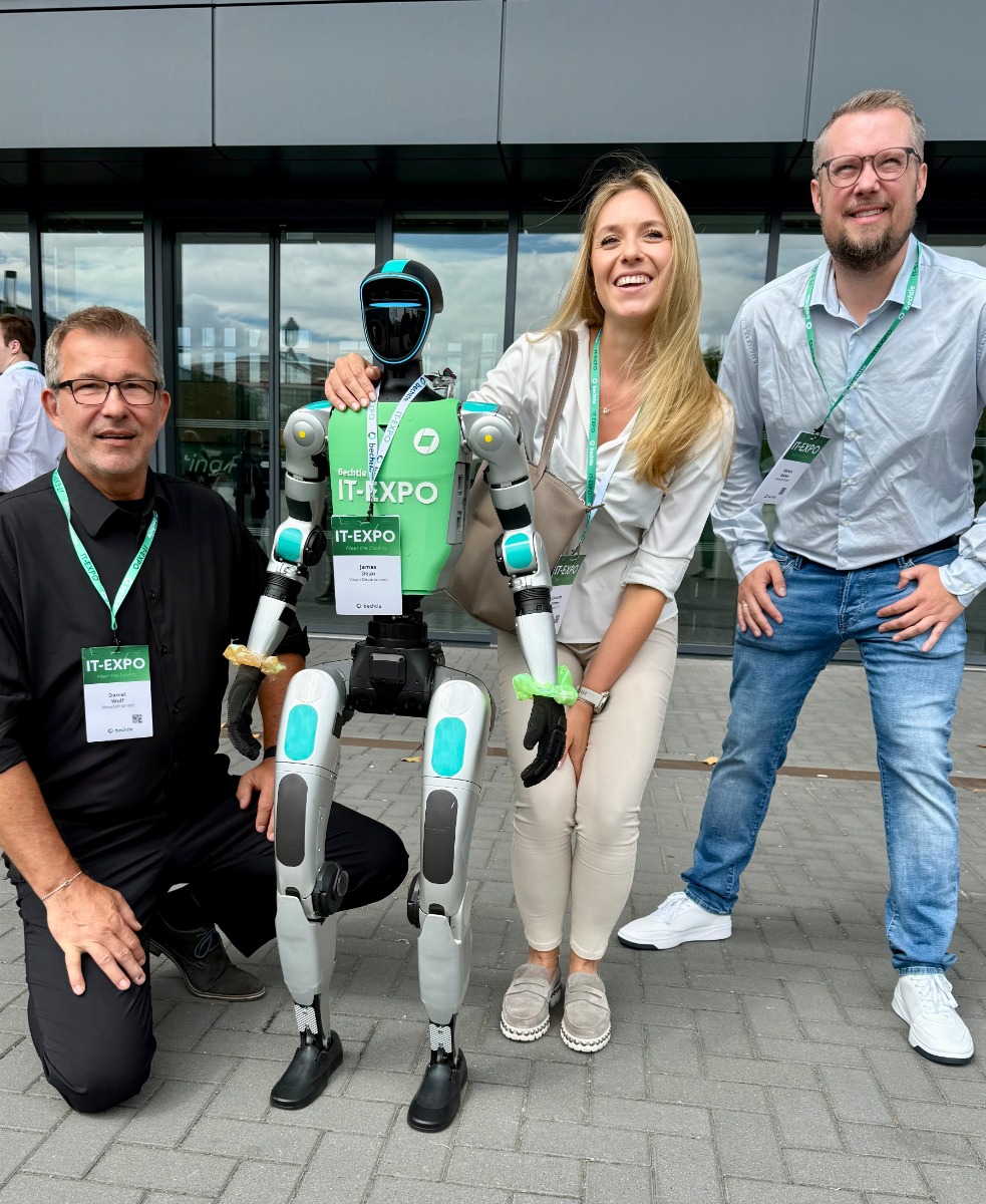 Gäste begegnen Unitree G1 im Außenbereich der Bechtle IT-Expo 2026