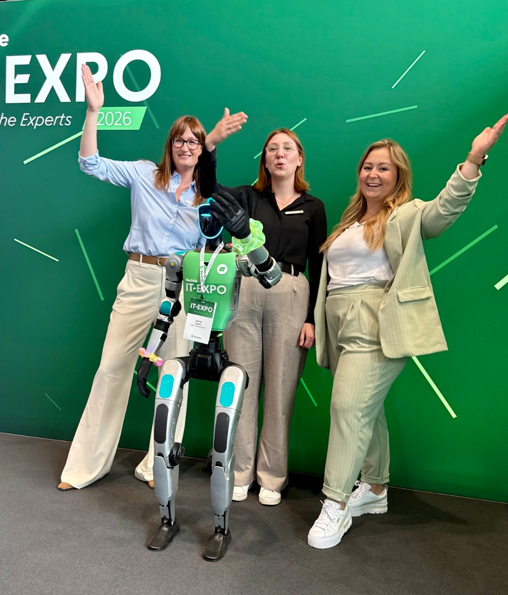 Drei Besucherinnen feiern gemeinsam mit Unitree G1 auf der IT-Expo