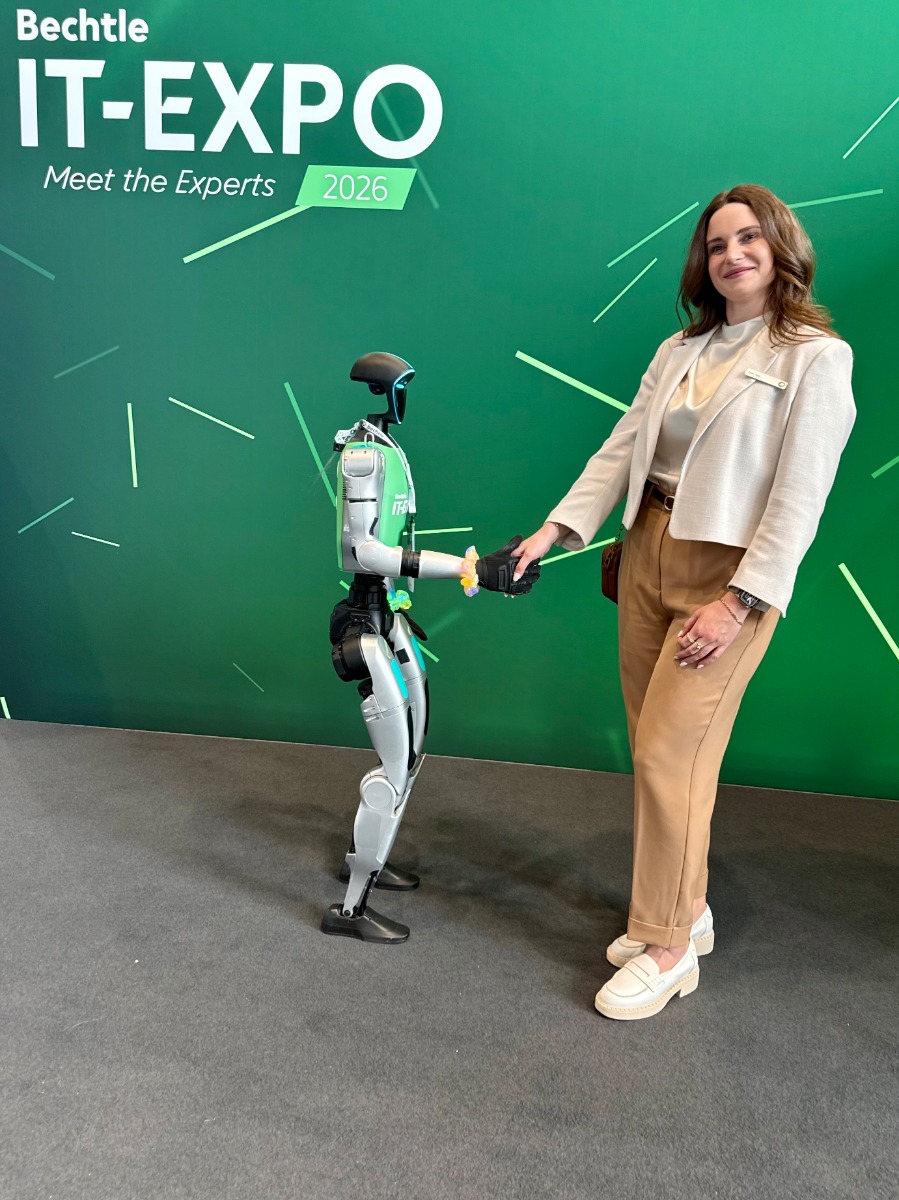 Eventbesucherin neben dem humanoiden Roboter James Dean