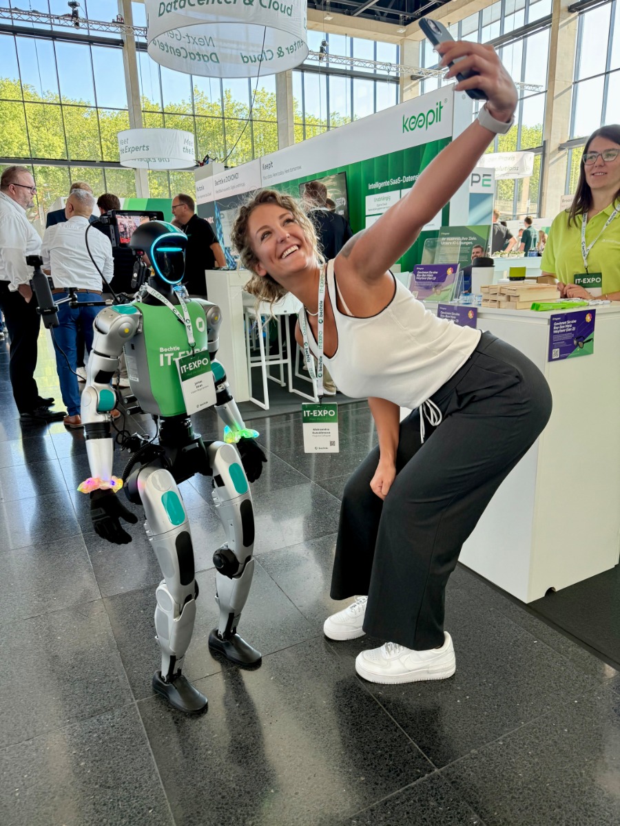 Besucherin macht ein Selfie mit Unitree G1 auf der Bechtle IT-Expo 2026