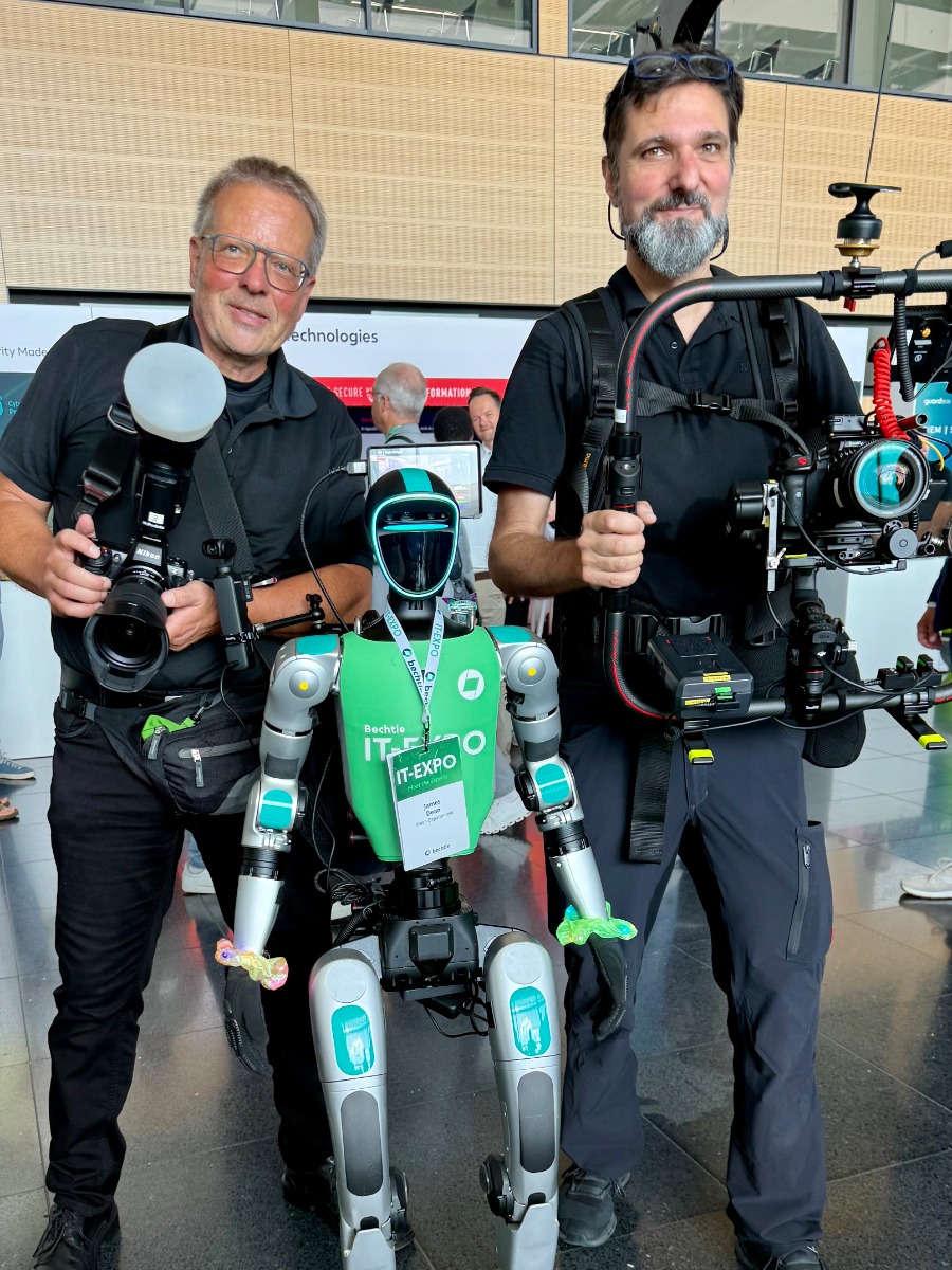 Videoteam begleitet Unitree G1 James Dean bei seinem Eventauftritt