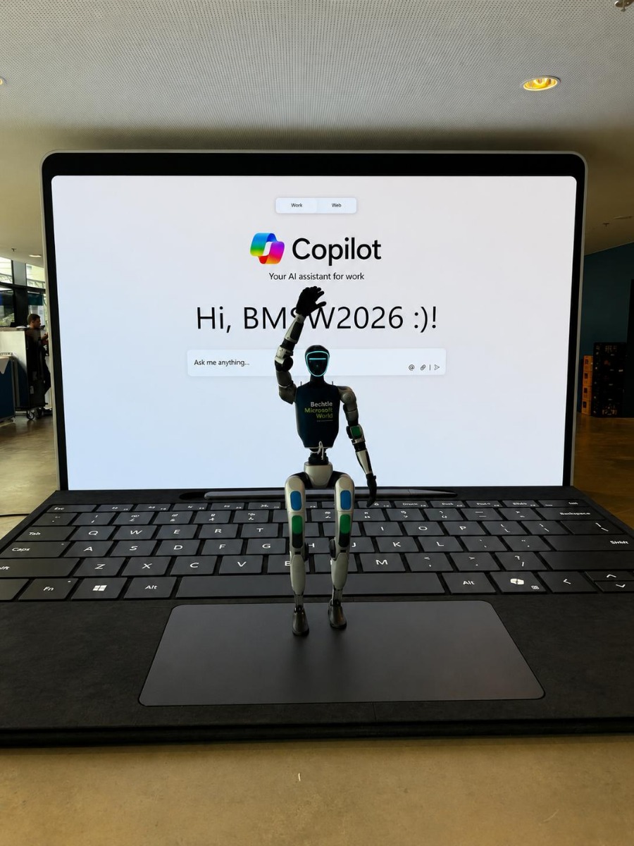 Unitree G1 Roboter vor Microsoft Copilot Bildschirm auf der Bechtle Microsoft World 2026