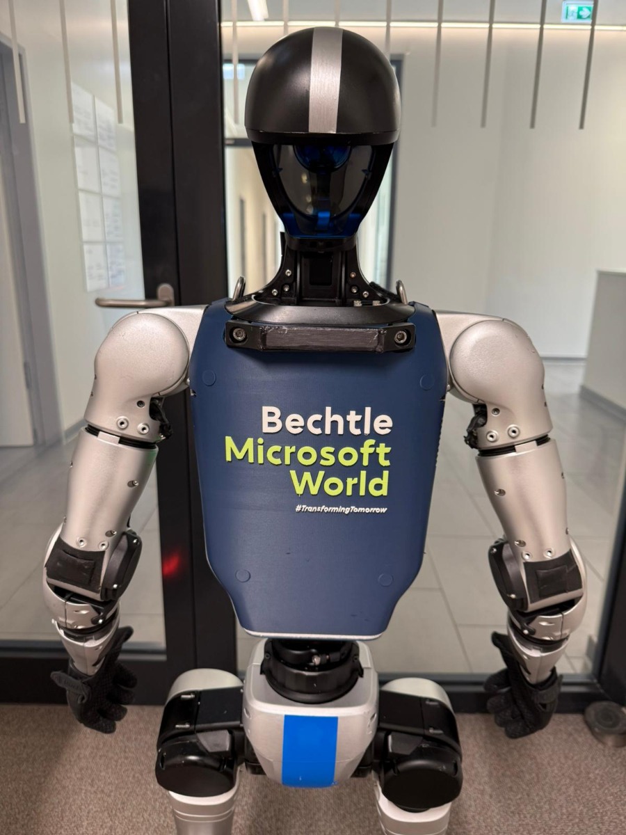 Rückansicht des Unitree G1 mit Bechtle Microsoft World Branding