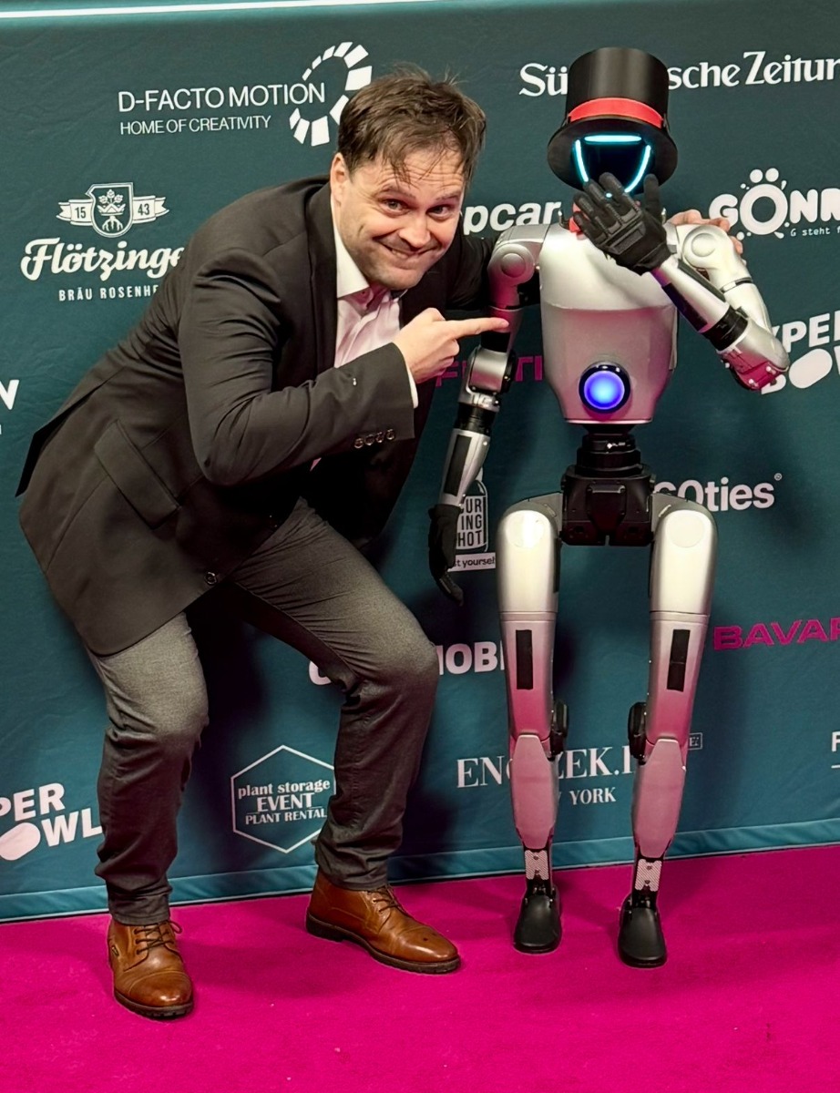 Gastmoment mit humanoidem Roboter auf dem Berlinale Red Carpet