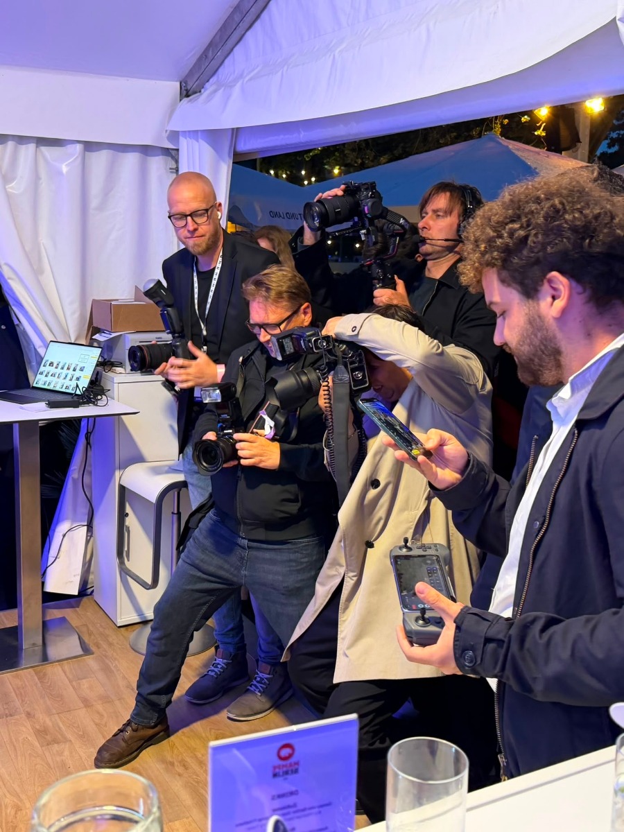 Pressefotografen dokumentieren den Unitree G1 beim Berliner Hoffest 2026