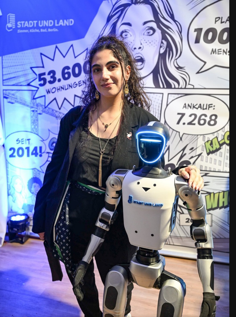 Besucherin im Gespräch mit dem Unitree G1 beim Berliner Hoffest 2026