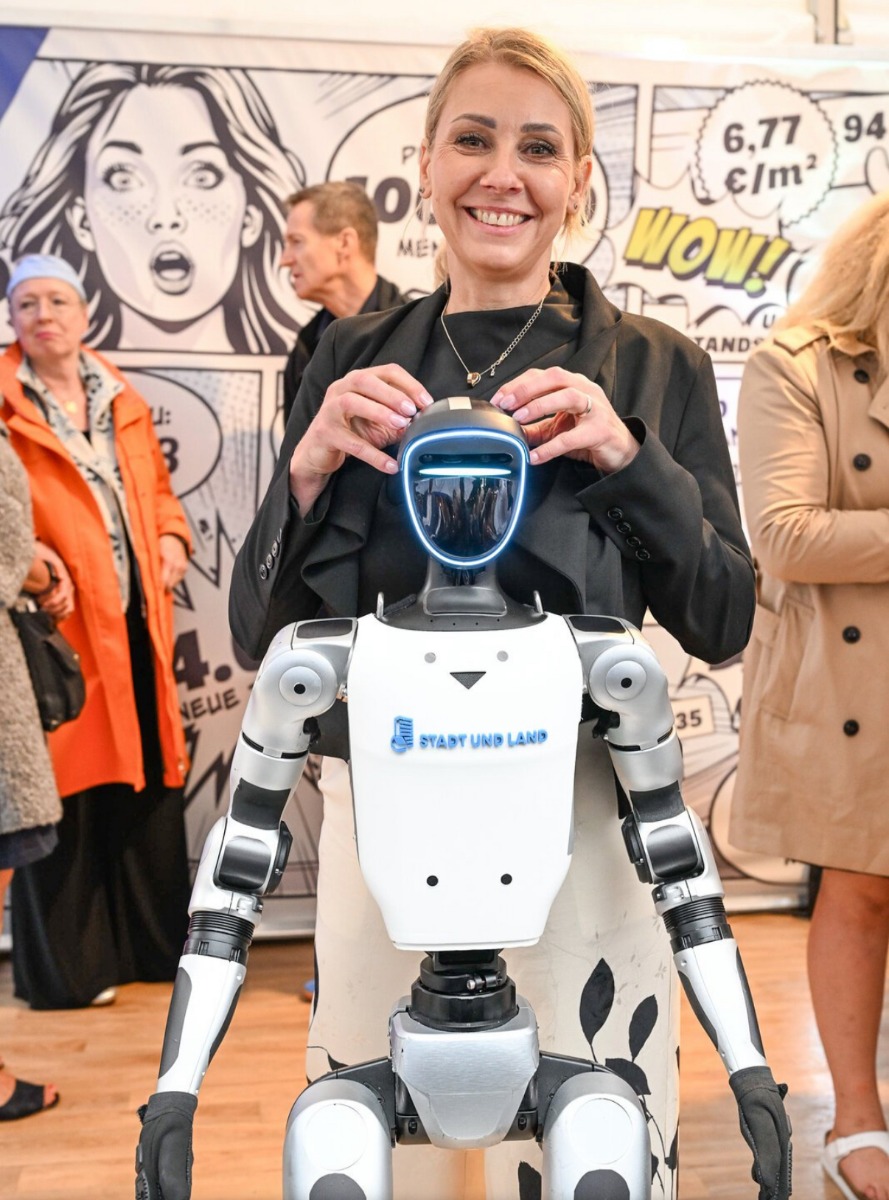 Besucherin interagiert mit dem Kopf des Unitree G1 beim Berliner Hoffest 2026