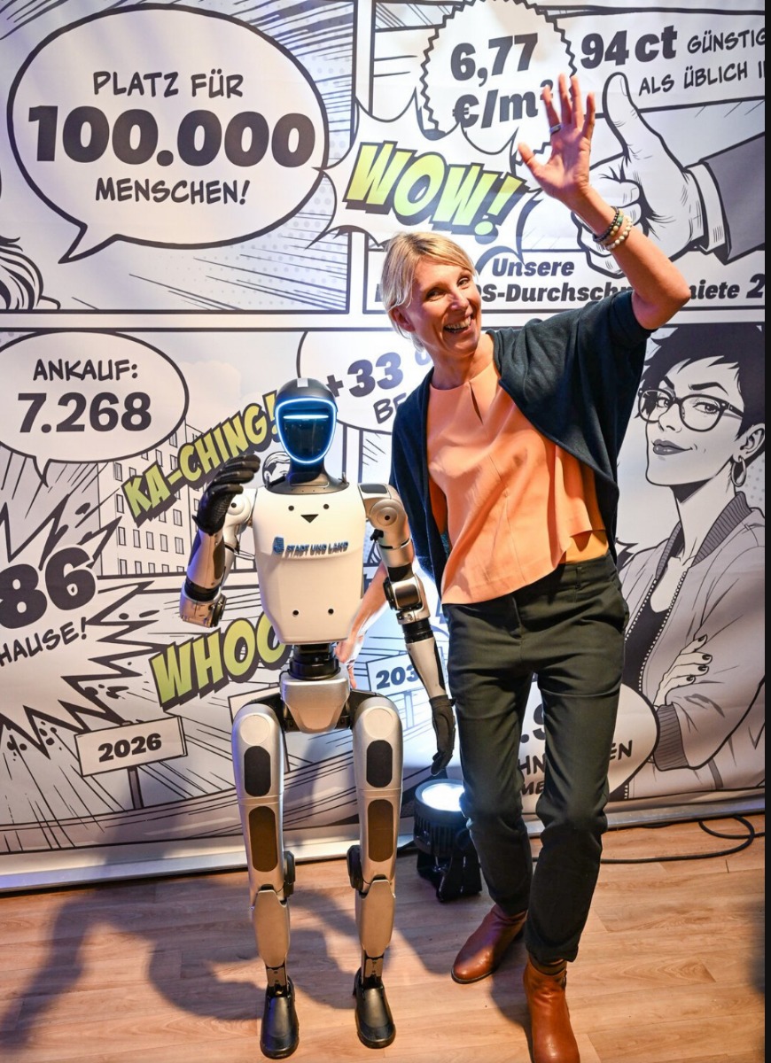 Moderatorin interagiert mit dem Unitree G1 beim Berliner Hoffest 2026
