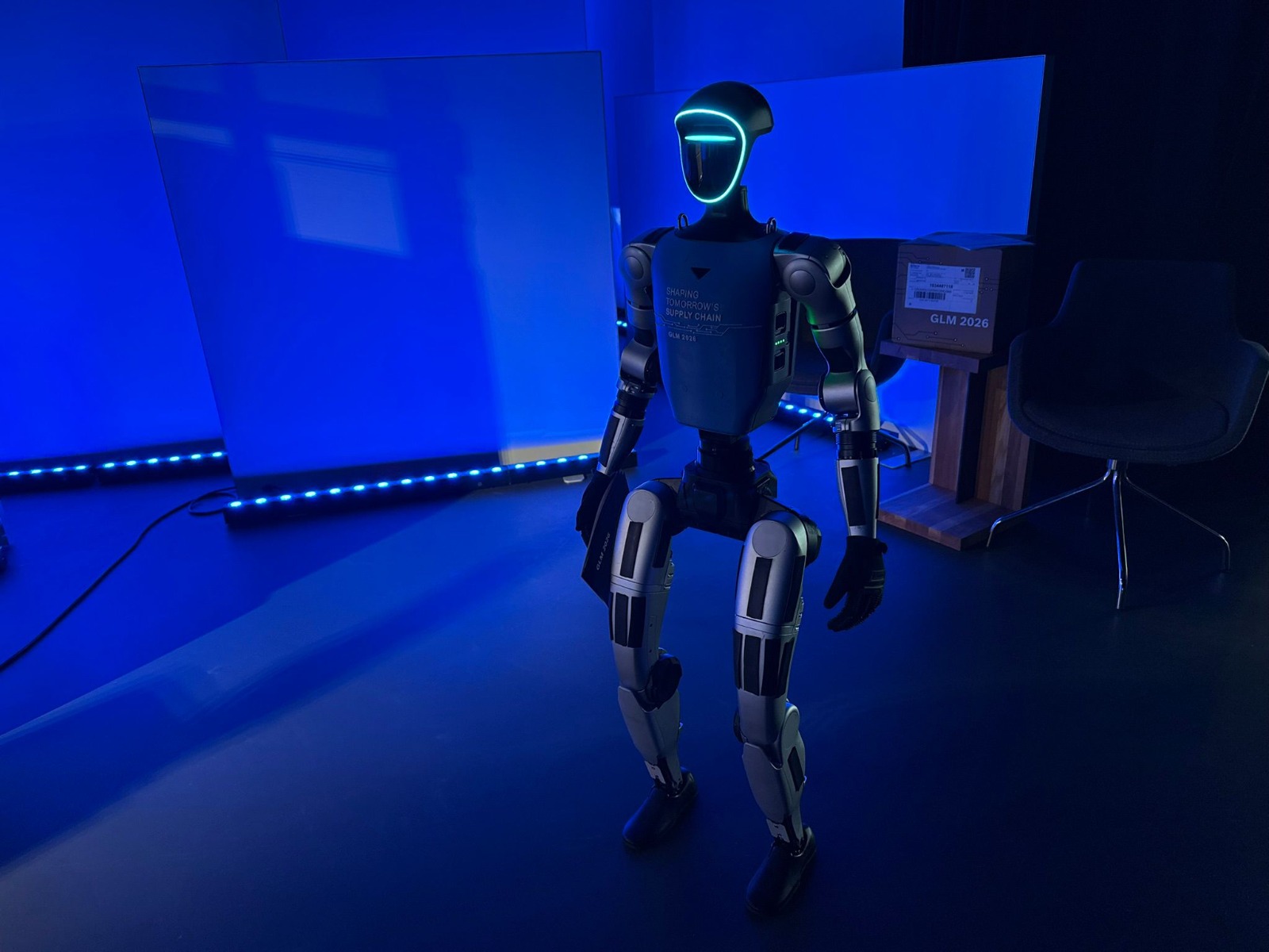 Humanoider Roboter Buddy in blauer Buehneninszenierung beim Bosch GLM 2026