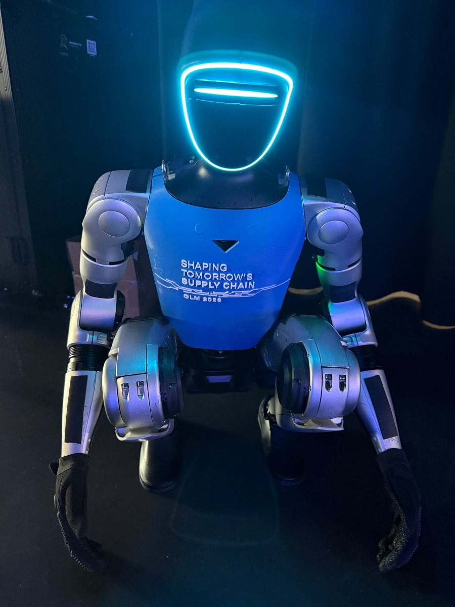 Humanoider Roboter Buddy mit GLM 2026 Branding auf der Eventbuehne