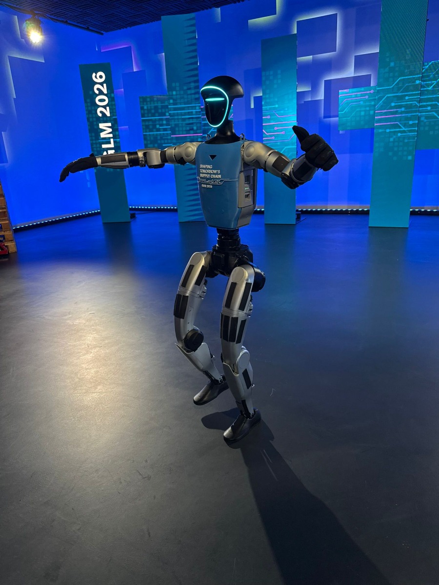 Humanoider Roboter Buddy laeuft ueber die Buehne beim Bosch GLM 2026
