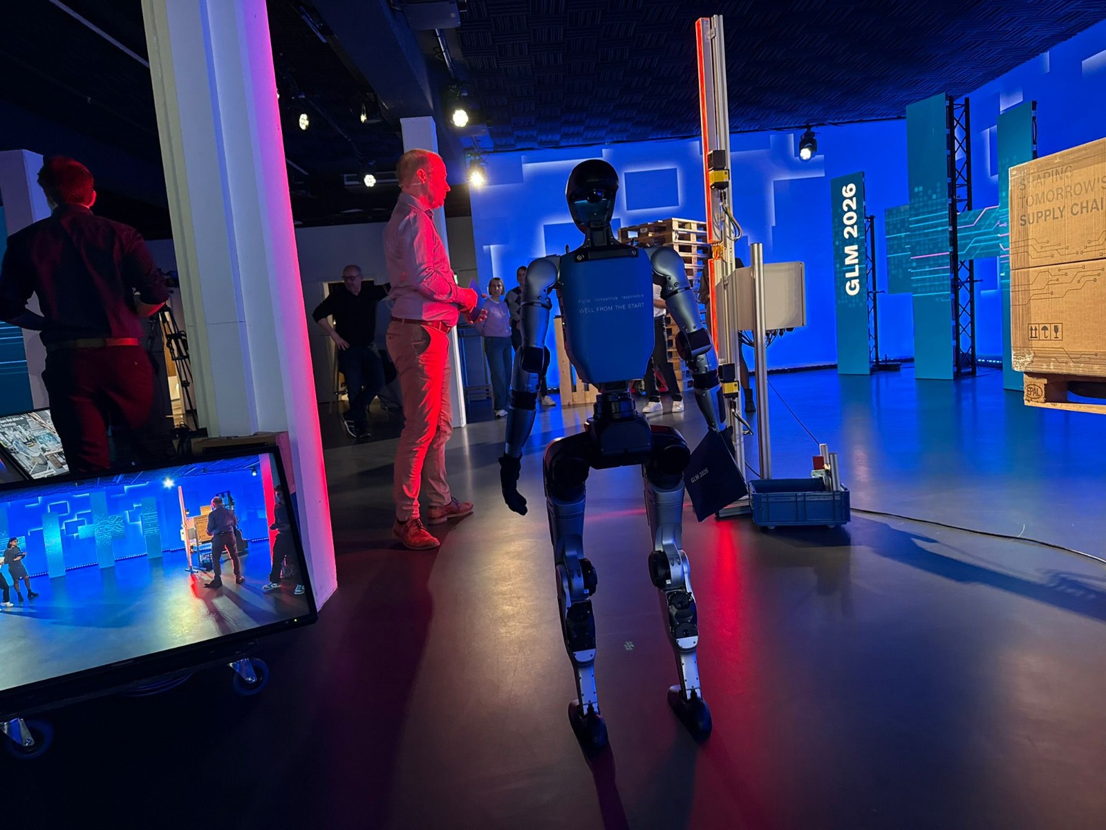 Buddy Roboter waehrend der Live-Produktion beim Bosch Supply Chain Event