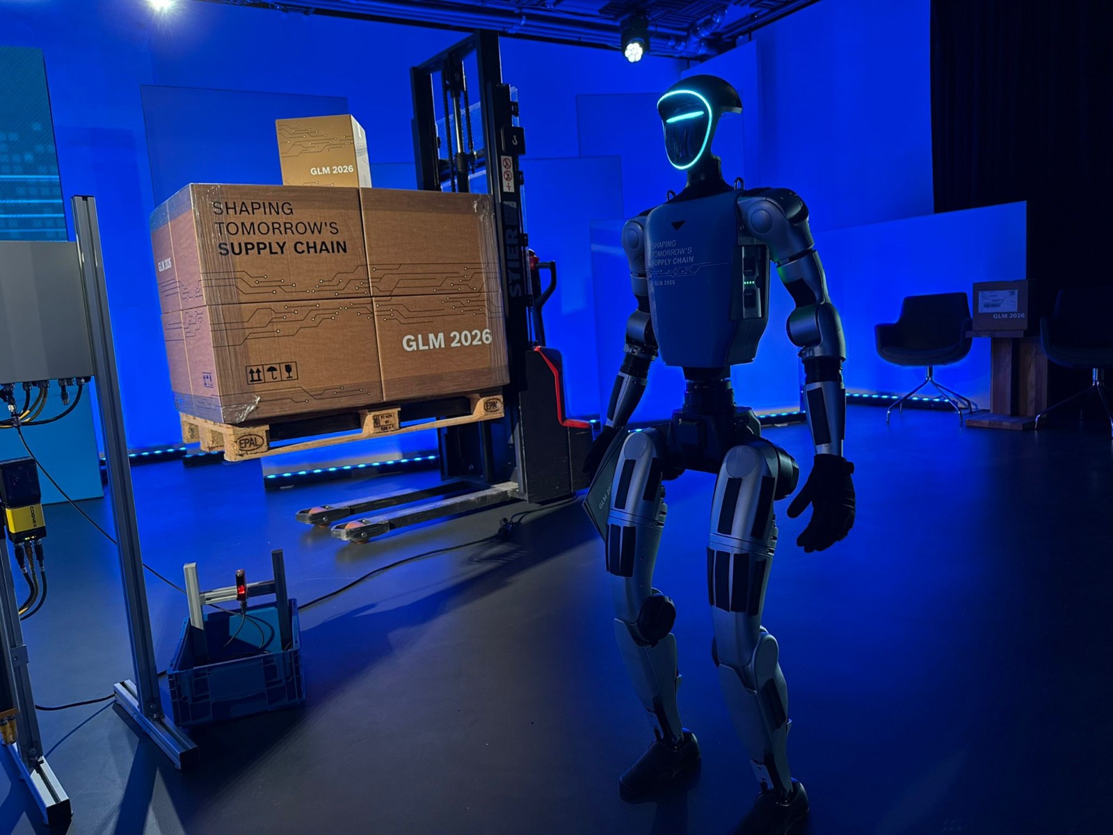 Buddy demonstriert Supply-Chain-Paketprozess beim Bosch Global Logistics Meeting 2026