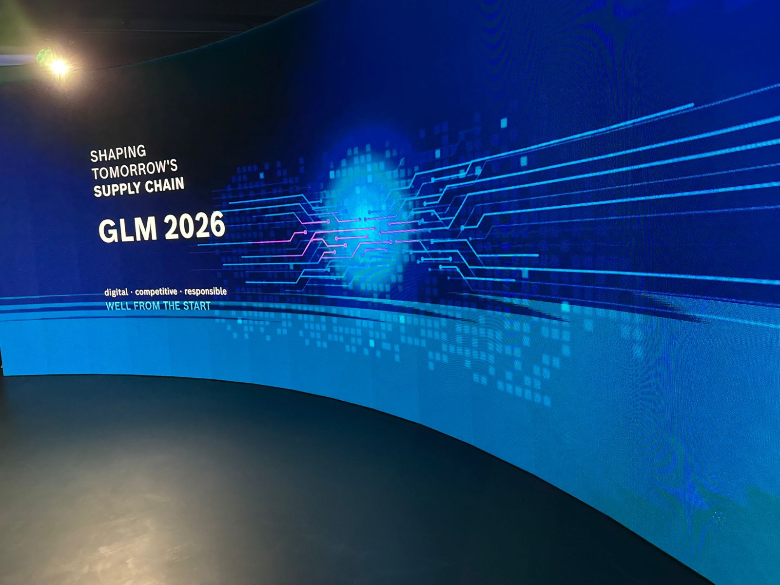 Buehnenvisual zum Bosch Global Logistics Meeting 2026 mit Supply-Chain-Motiv