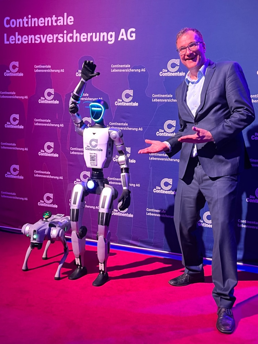RoboticRental humanoider Event-Roboter mit Gast vor Continentale Fotowall