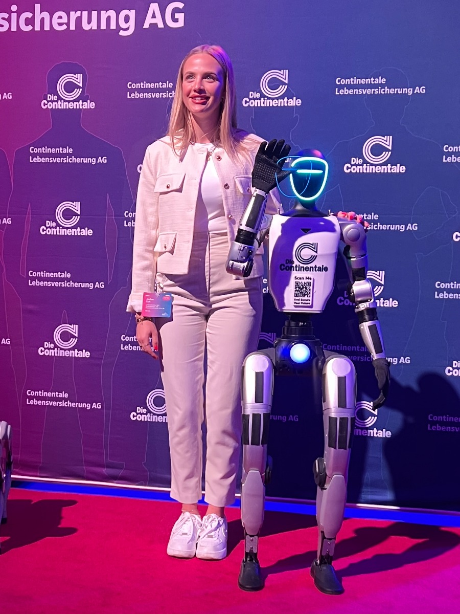 Humanoider Roboter im Continentale Branding beim Corporate Event in Dortmund