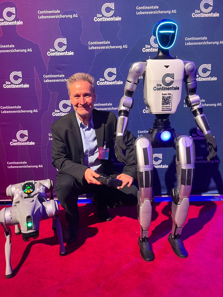 Humanoider Roboter mit Continentale Branding an der Fotowall