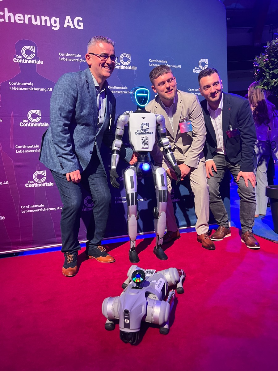 Gaeste posieren mit humanoidem Roboter beim Continentale Agenturforum 2026