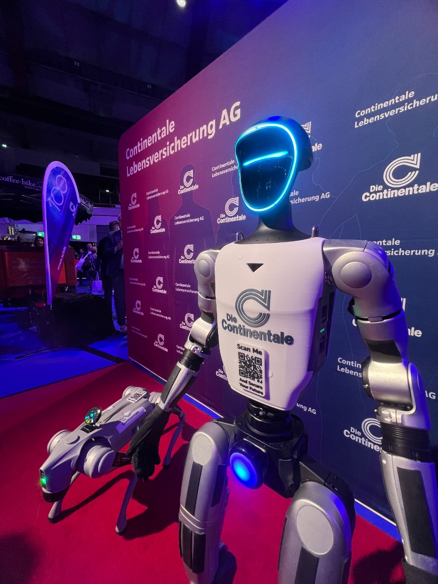 Bildercollage vom Continentale Agenturforum mit humanoidem Roboter und Gaesten in Dortmund