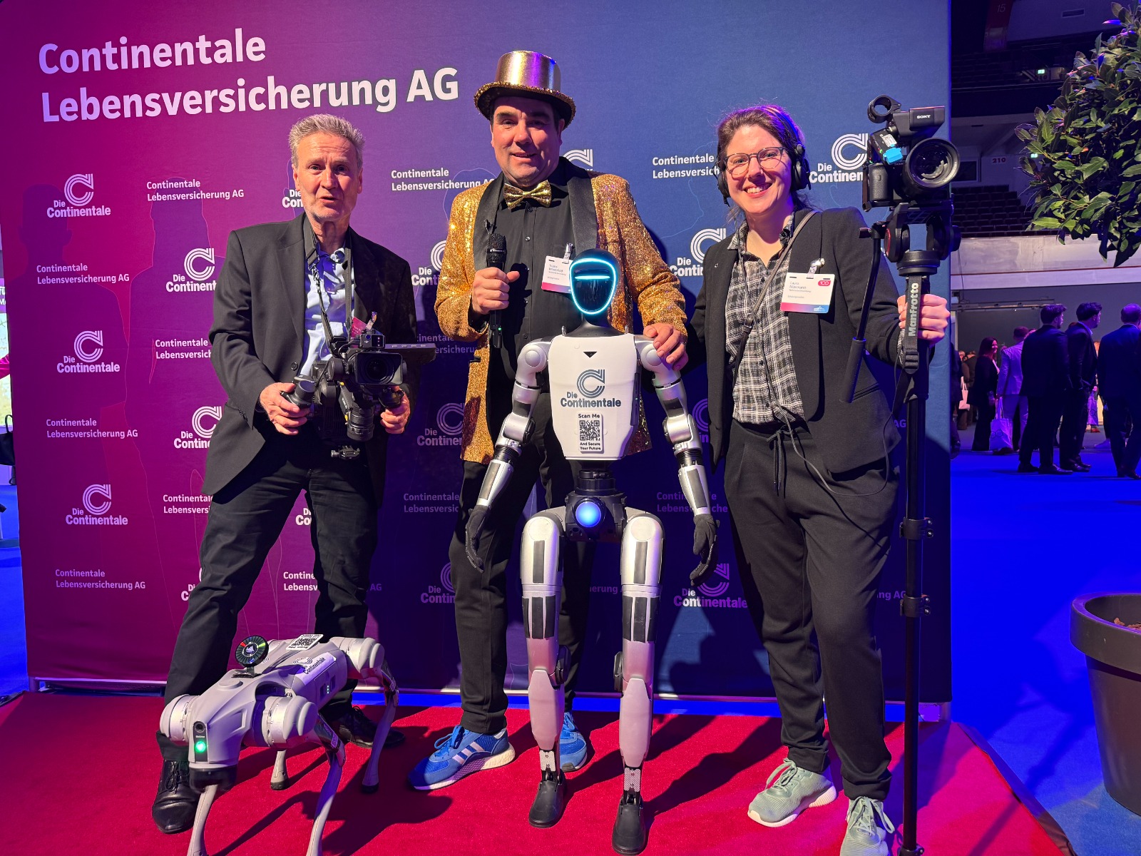 Continentale Gaeste und Eventteam mit humanoidem Roboter in der Westfalenhalle Dortmund