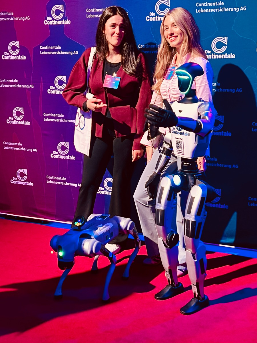 Gaeste mit humanoidem Roboter an der Continentale Fotowall beim Agenturforum Dortmund