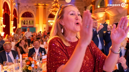 Besucherin im bordeauxroten Paillettenkleid applaudiert bei der expert-Jubiläumsgala