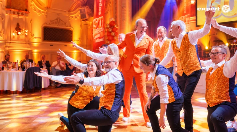 Tanzteam in glitzernden Westen vor der Bühne der expert-Jubiläumsgala